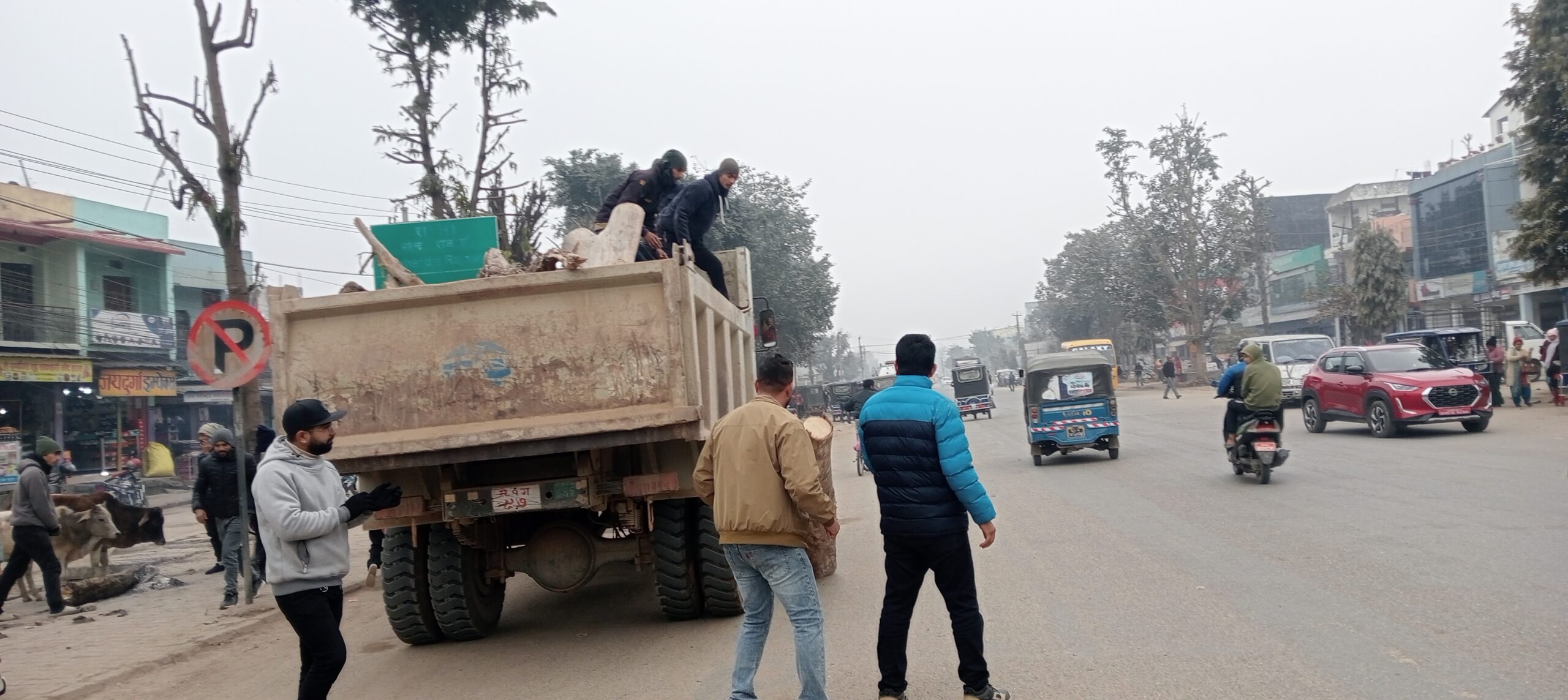 गोदावरी नगरपालिकाद्धारा अत्तरिया बजारमा दाउरा वितरण