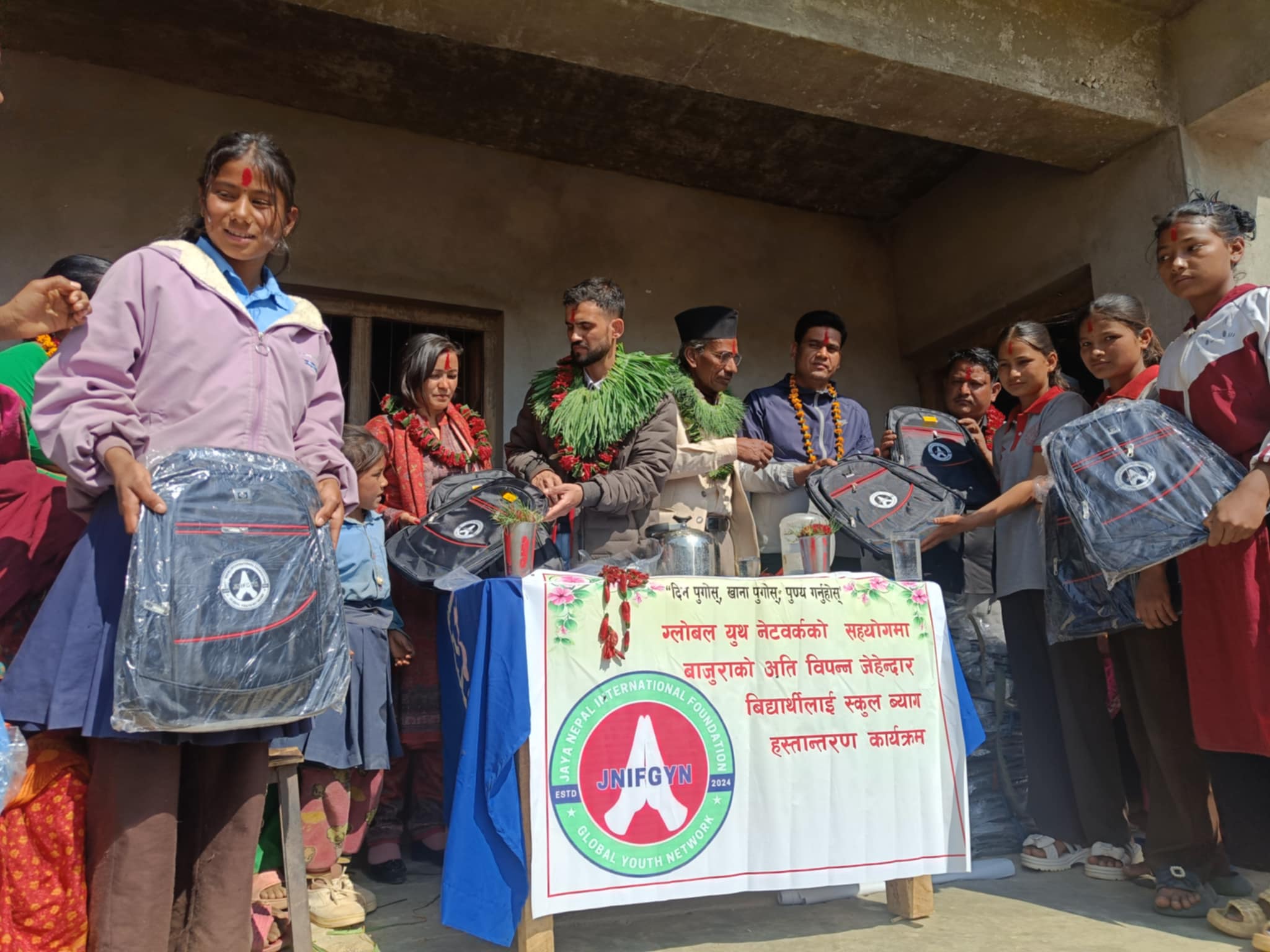 बाजुराका विपन्न विद्यार्थीलाई रीता देवी जन एकता फाउन्डेसनको सहयोग