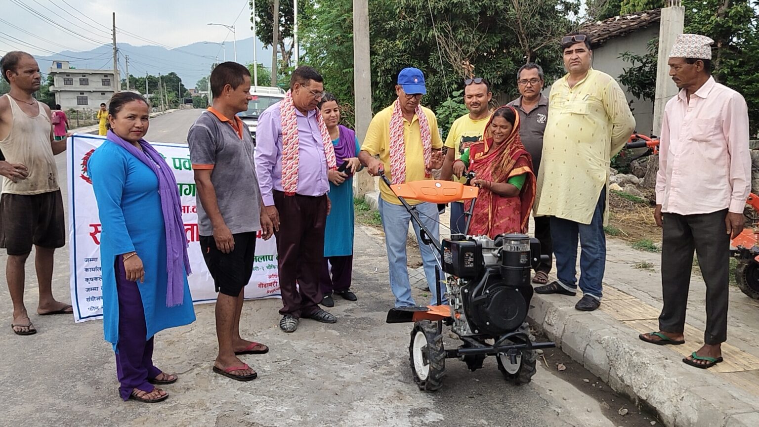 कैलालीको गोदावरी नगर द्वारा पचास प्रतिशत अनुदानमा पावर टिलर वितरण