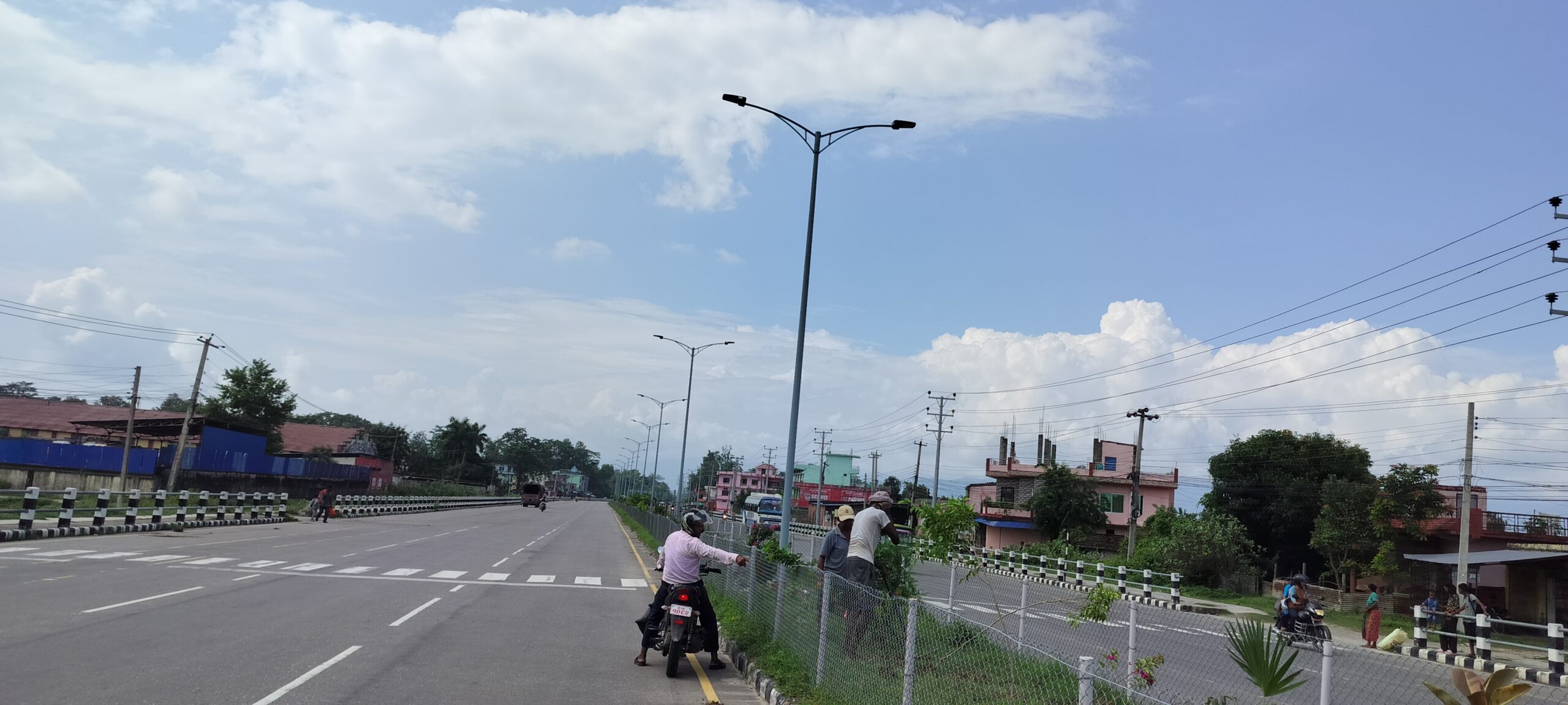अत्तरियाको ६ लेन सडकमा स्मार्ट सडक बत्ती जडानको काम अन्तिम चरणमा
