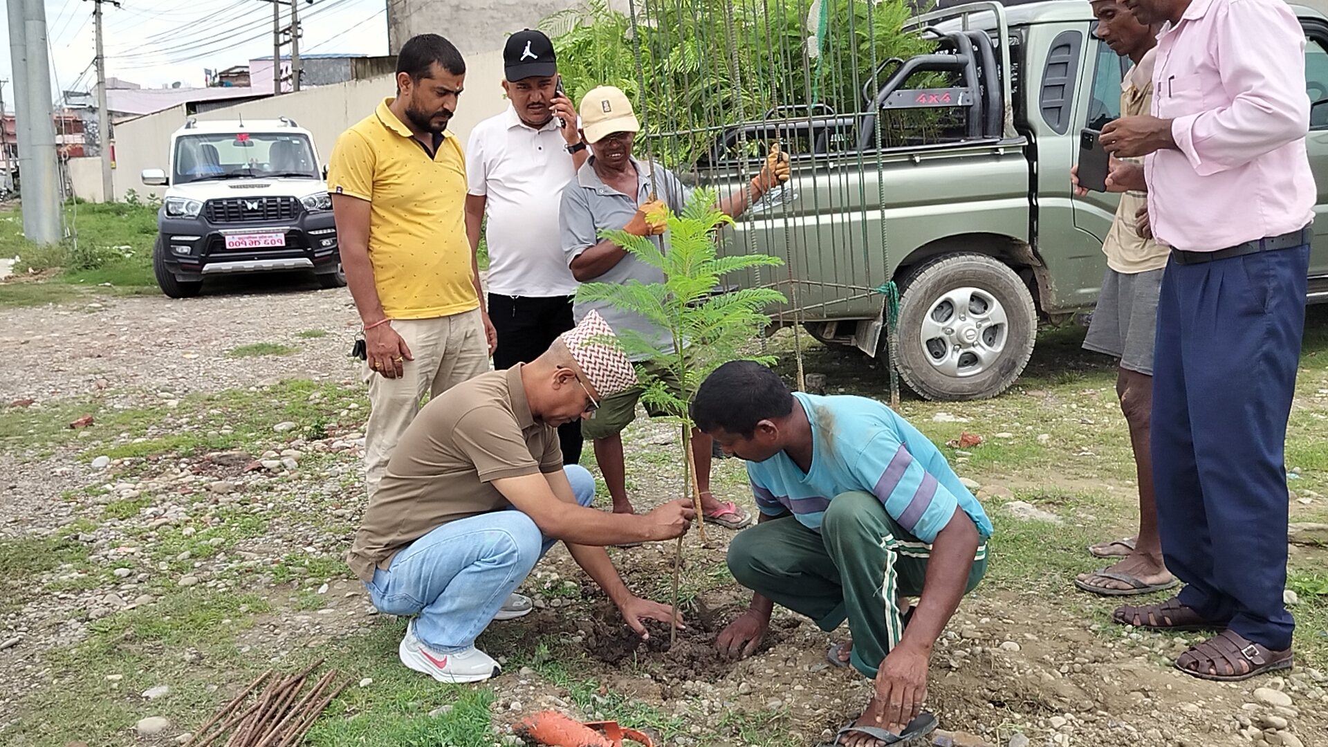 गोदावरी नगरपालिकाद्वारा अत्तरिया–धनगढी ६-लेन सडकमा वृक्षारोपणको काम पुनः सुरु