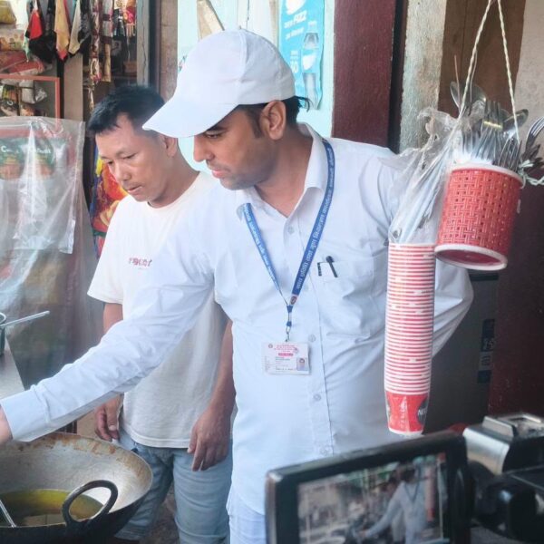 कैलालीको गोदावरी नगरपालिकाको अत्तरिया बजार अनुगमनः होटल तथा किराना पसलबाट अखाद्य वस्तु बरामद