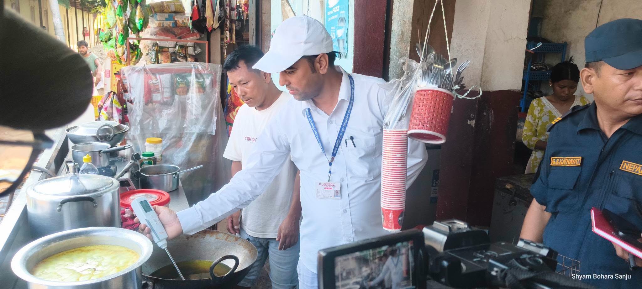 कैलालीको गोदावरी नगरपालिकाको अत्तरिया बजार अनुगमनः होटल तथा किराना पसलबाट अखाद्य वस्तु बरामद